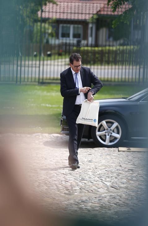 © Reuters. German Minister of Economic Cooperation and Development Mueller arrives for a cabinet meeting at Meseberg Palace