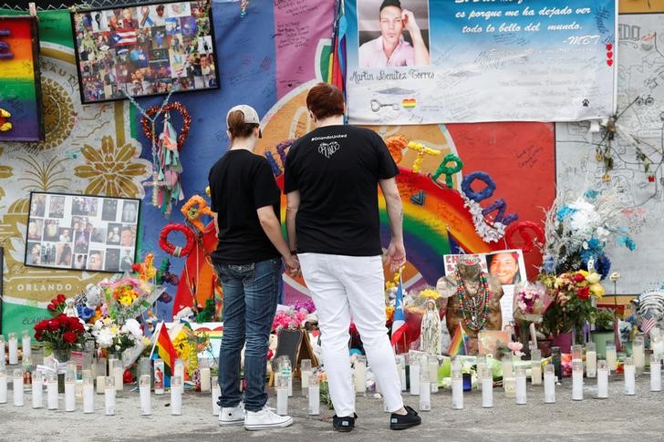 © Reuters. Homenagem para vítimas de ataque na boate Pulse marca um ano da tragédia em Orlando, na Flórida