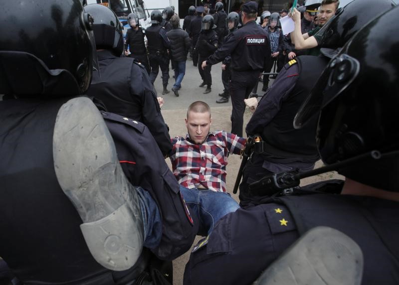 © Reuters. الداخلية الروسية: اعتقال 500 في مظاهرة بمدينة سان بطرسبرج