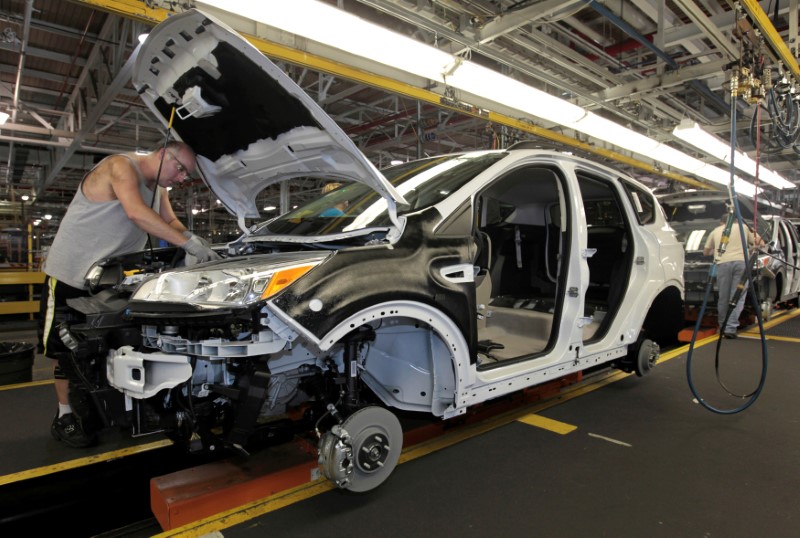© Reuters. FILE PHOTO: File photo of Louisville Assembly Plant employees assembling the 2013 Ford Escape on the production line in Louisville