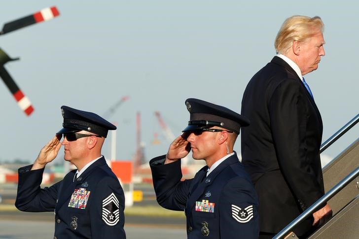 © Reuters. Presidente dos EUA, Donald Trump, embarca em avião no aeroporto Newark Liberty