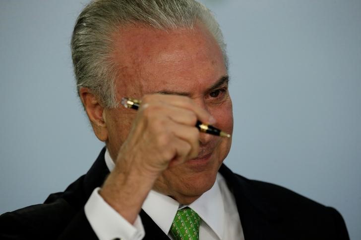 © Reuters. Presidente Michel Temer gesticula durante cerimônia em comemoração ao Dia Mundial do Meio Ambiente, no Palácio do Planalto