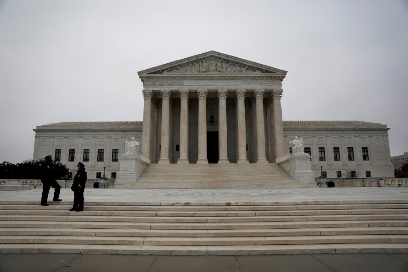 © Reuters. The Supreme Court is seen ahead of the Senate voting to confirm Judge Neil Gorsuch as an Associate Justice