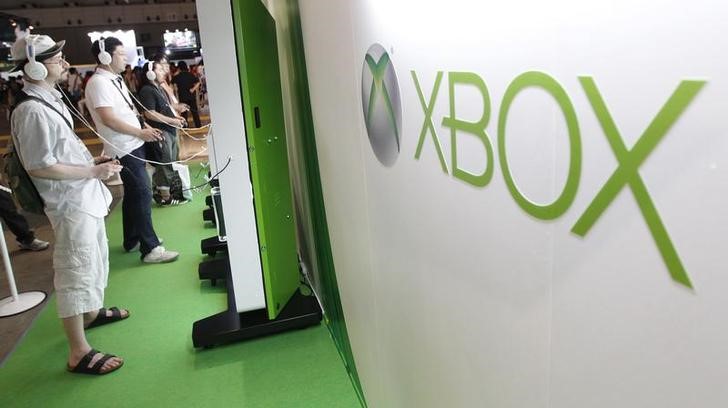 © Reuters. Visitantes jogam com Xbox 360 na Tóquio Game Show