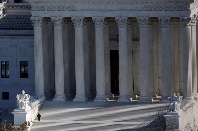 © Reuters. FILE PHOTO - The U.S. Supreme Court building in Washington