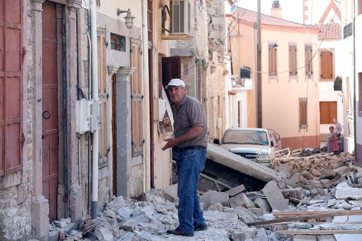 © Reuters. Homem observa entre edifícios danificados na vila de Vrissa, na ilha grega de Lesbos, na Grécia, depois que um forte terremoto abalou o leste do Egeu