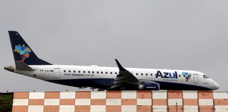 © Reuters. Avião da Azul se prepara para decolar no aeroporto de Congonhas, em São Paulo