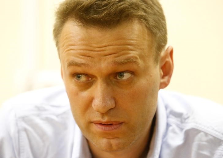 © Reuters. Alexei Navalny, líder da oposição russa, fala com jornalistas durante audiência em tribunal de Moscou