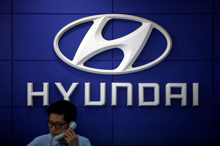 © Reuters. The logo of Hyundai Motor is seen at its dealership in Seoul