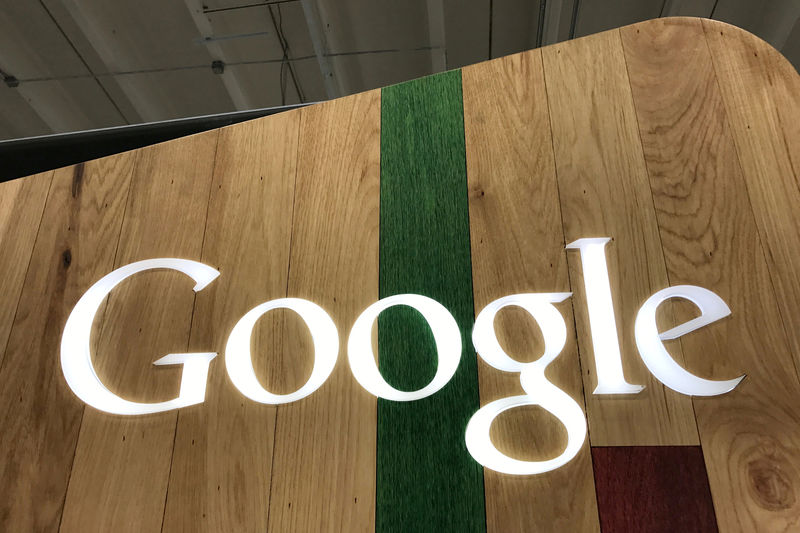 © Reuters. FILE PHOTO: A Google logo is seen in a store in Los Angeles