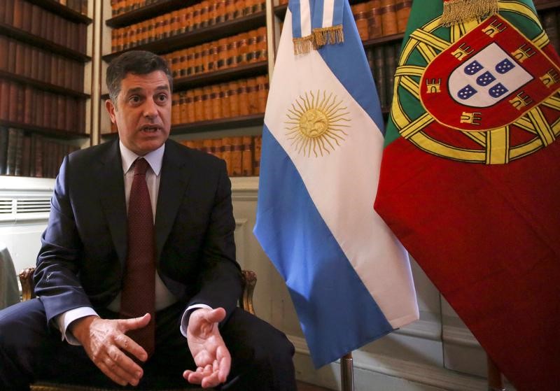 © Reuters. El ministro de Economía luso dice que Portugal puede un ser ejemplo para Europa