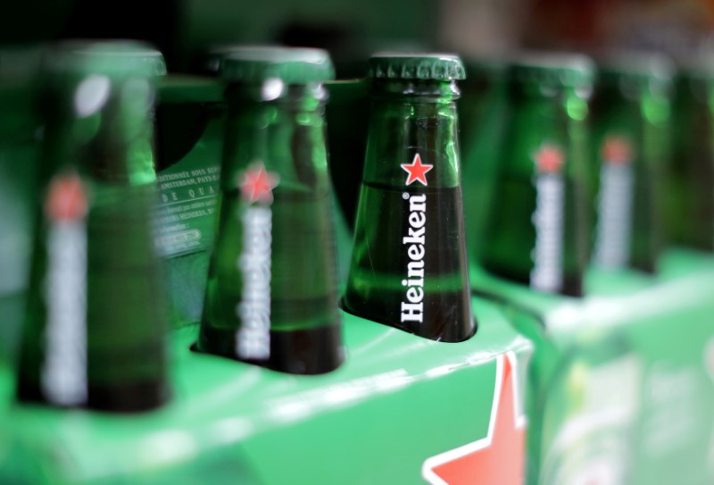 © Reuters. FILE PHOTO: Packs of Heineken beer are displayed for sale in a Casino supermarket in Nice