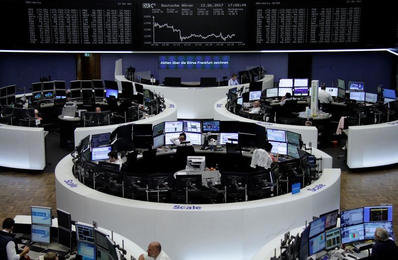 © Reuters. La recuperación de las tecnológicas hace rebotar a las bolsas europeas