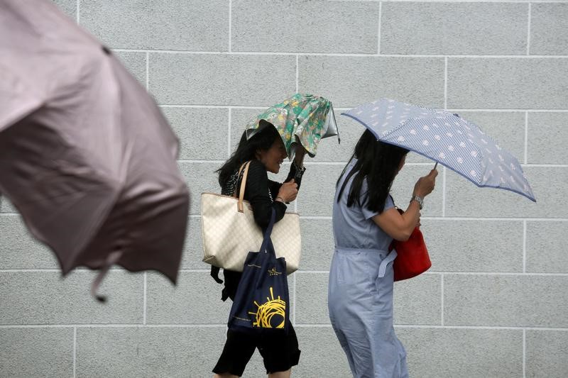 © Reuters. الإعصار ميربوك يتحرك بعيدا عن هونج كونج