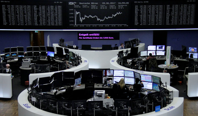 © Reuters. Traders work in front of the German share price index, DAX board, at the stock exchange in Frankfurt