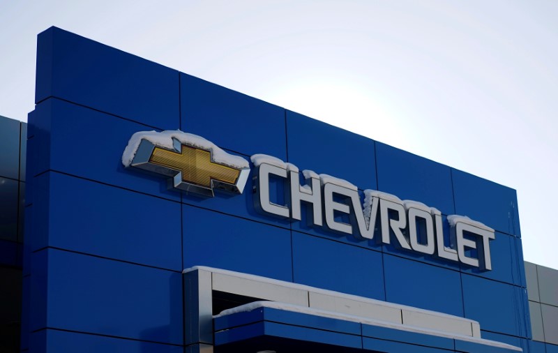 © Reuters. FILE PHOTO - The sign at a Chevrolet General Motors store is seen at a dealer in Lakewood