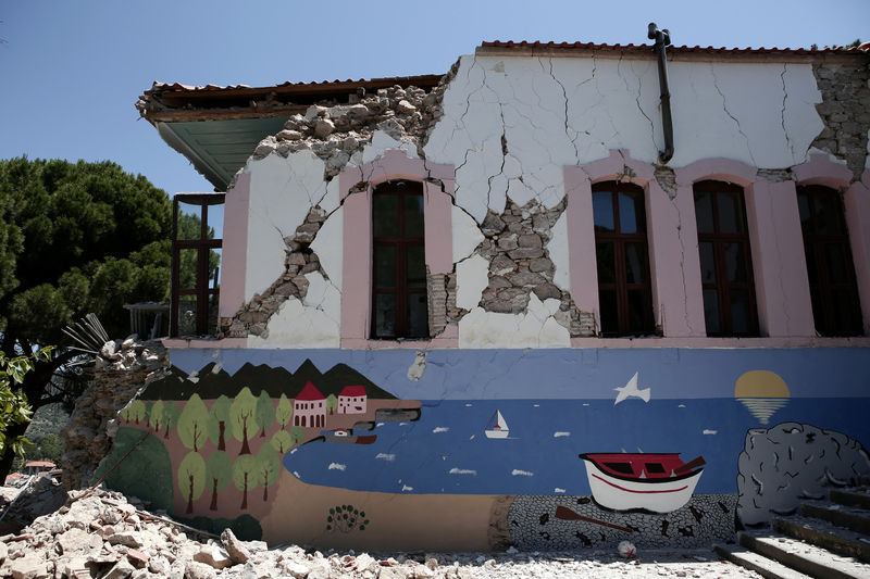 © Reuters. A damaged school building is seen at the village of Vrisa after an earthquake on the Greek island of Lesbos