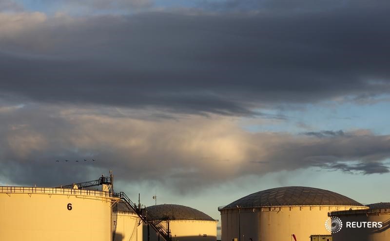 © Reuters. Нефтехранилища на терминале Kinder Morgan в Шервуд-парк, Канада