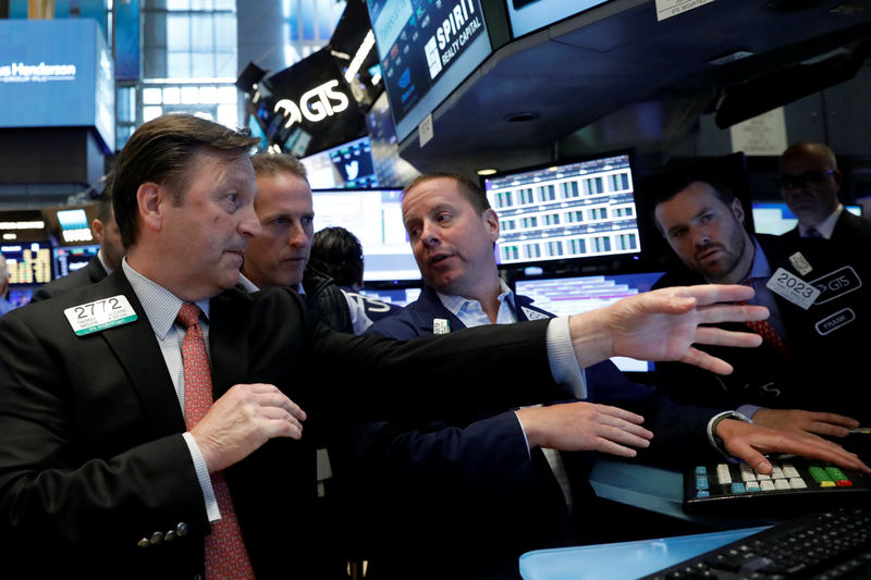 © Reuters. Traders work on the floor of the NYSE in New York