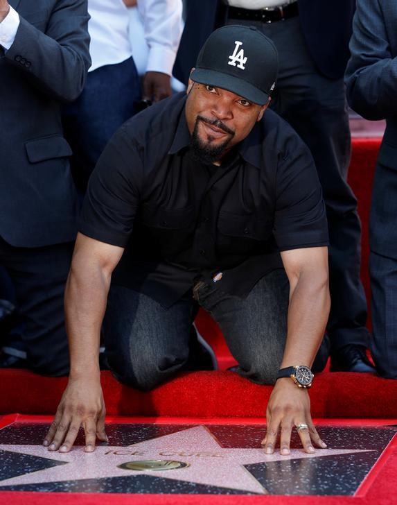 © Reuters. Rapper e ator Ice Cube toca estrela com seu nome na Calçada da Fama em Hollywood