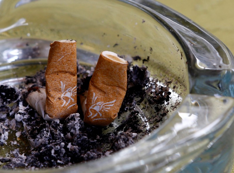 © Reuters. An illustration picture shows discarded Gauloises cigarette butts in an ashtray in a coffee house in Vienna