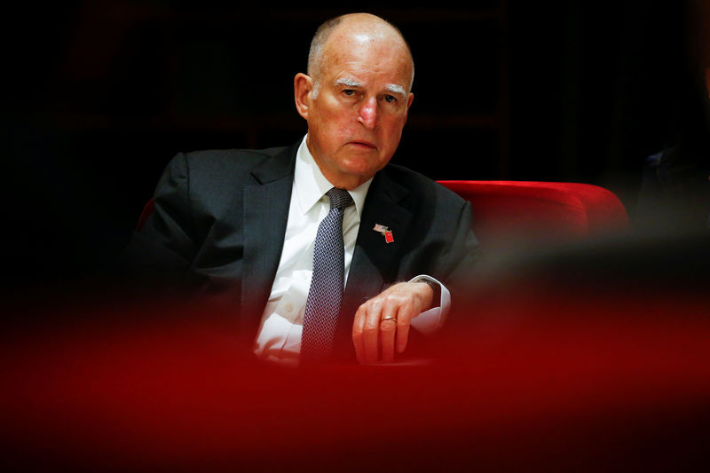 © Reuters. California Governor Jerry Brown attends International Forum on Electric Vehicle Pilot Cities and Industrial Development in Beijing