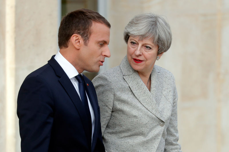 © Reuters. French President Emmanuel Macron escorts Britain's Prime Minister Theresa May as they arrive to speak to the press at the Elysee Palace in Paris