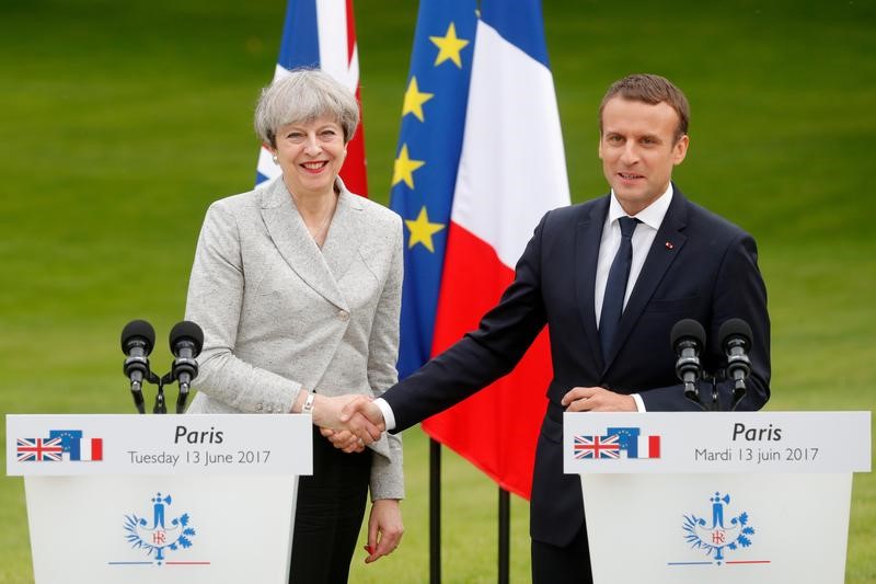 © Reuters. ماكرون: باب الاتحاد الأوروبي مفتوح أمام بريطانيا ما لم تنته مفاوضات الخروج