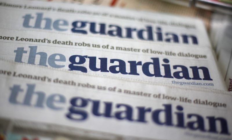 © Reuters. Copies of the Guardian newspaper are displayed at a news agent in London