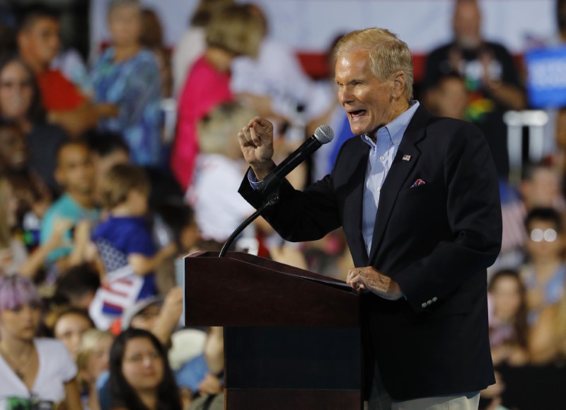 © Reuters. Senator Bill Nelson (D-FL) speaks at a campaign rally for U.S. Democratic presidential candidate Hillary Clinton in Tampa