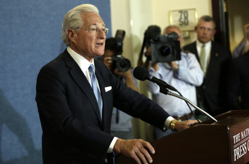 © Reuters. U.S. President Trump's lawyer Kasowitz delivers a statement in Washington