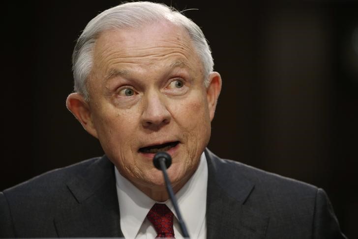 © Reuters. وزير العدل الأمريكي يقول إن اتهامه بالتواطؤ مع روسيا "كذبة بغيضة"