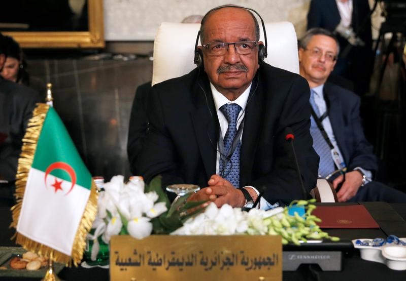 © Reuters. الجزائر وفرنسا تحثان على التوصل لحل سياسي في ليبيا لوقف الإرهاب