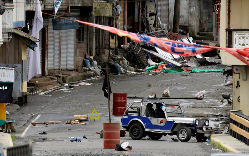 © Reuters. FILE PHOTO: A view of the Maute group stronghold with an ISIS flag in Marawi