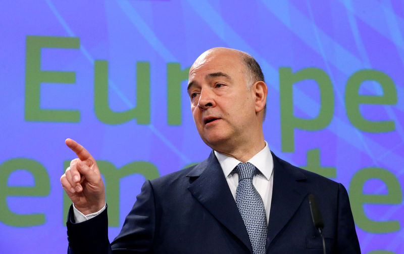 © Reuters. European Commissioner Moscovici addresses a news conference in Brussels