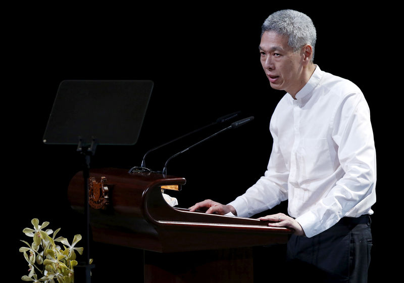 © Reuters. FILE PHOTO: Lee Hsien Yang, son of former leader Lee Kuan Yew, delivers his eulogy during the funeral service at the University Cultural Centre at the National University of Singapore