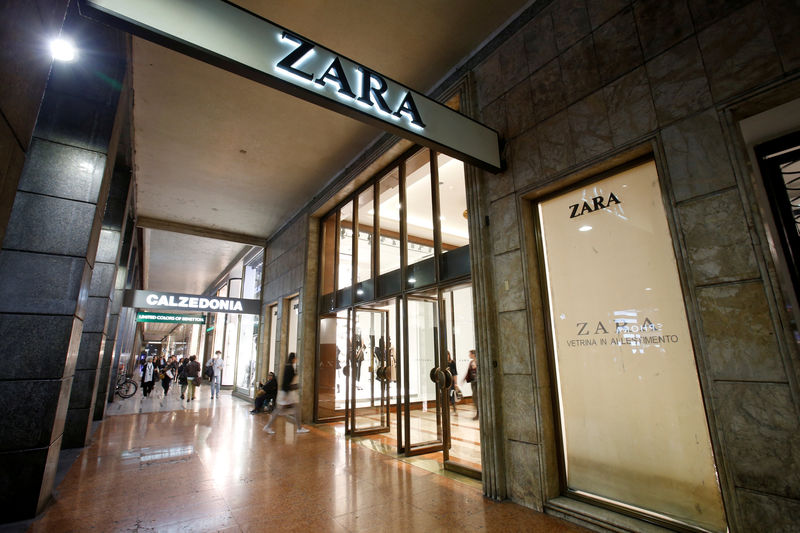 © Reuters. FILE PHOTO: People are seen outside of an Inditex owned Zara store in Milan