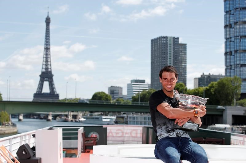 © Reuters. Foto del lunes de Rafael Nadal cerca de la Torre Eiffel con el trofeo del Abierto de Francia