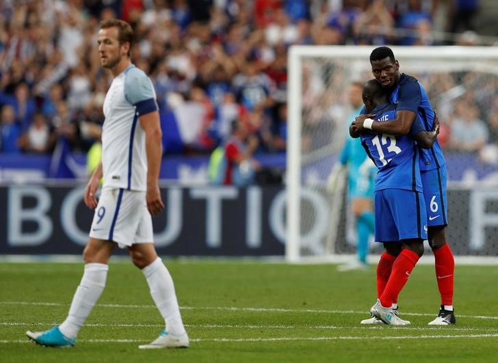 © Reuters. Los franceses Paul Pogba y N'Golo Kante celebran tras la victoria de su selección en un amistoso ante Inglaterra