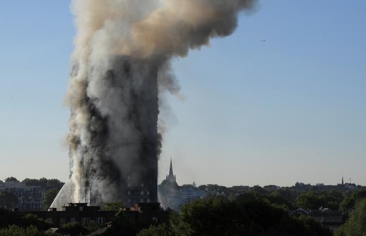 © Reuters. Varios muertos en el incendio en un edificio de apartamentos en Londres