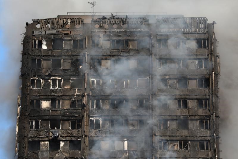 © Reuters. الإسعاف: نقل أكثر من 50 مصابا للمستشفيات جراء حريق برج لندن