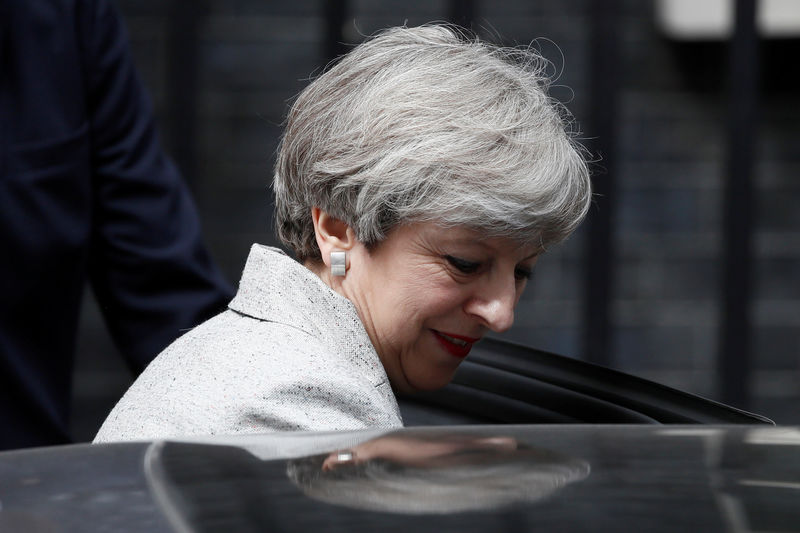© Reuters. La primera ministra May afronta peticiones para suavizar el Brexit