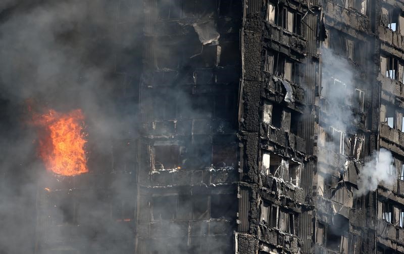 © Reuters. مهندس إنشاءات يتحقق من استقرار برج سكني في لندن بعد حريق