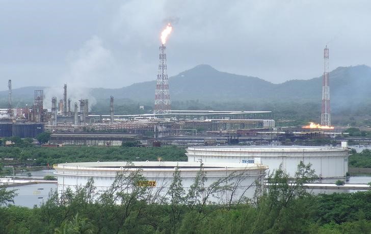 © Reuters. General view shows Mexico's state-owned oil firm Pemex Salina Cruz refinery, which suspended operations due heavy rains by Tropical storm Calvin, in Salina Cruz