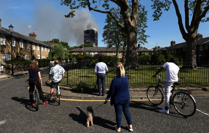 © Reuters. El incendio de Londres podría retrasar el acuerdo entre May y DUP, dice la  BBC