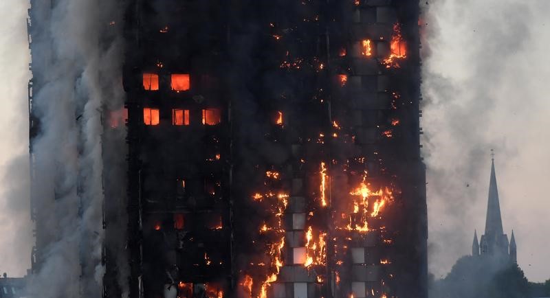 © Reuters. الشرطة: 6 قتلى في حريق البرج السكني في لندن والعدد قد يرتفع