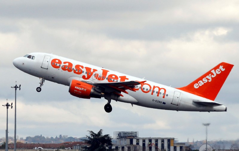 © Reuters. An EasyJet passenger aircraft makes its final approach for landing in Colomiers near Toulouse