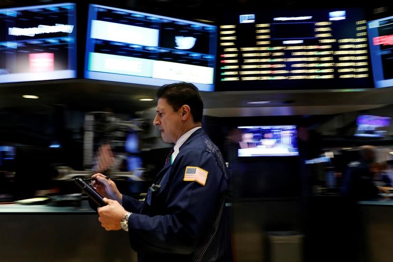 © Reuters. Traders work on the floor of the NYSE in New York