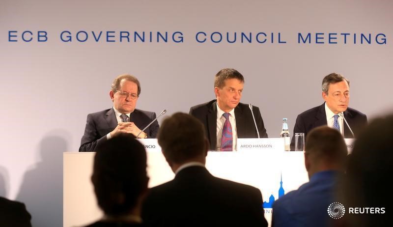 © Reuters. ECB Vice-PresidentConstancio, Estonian bank governor Hansson and ECB President Draghi attend news conference in Tallinn