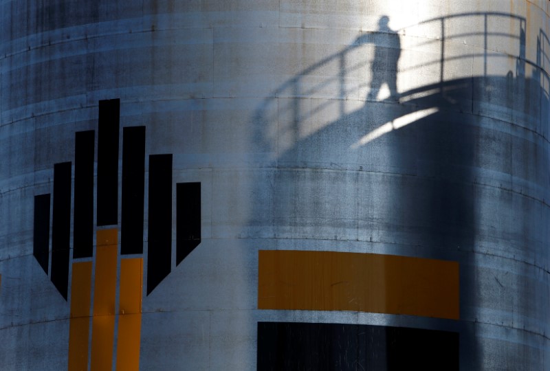 © Reuters. Shadow of worker is seen next to logo of Russia's Rosneft oil company at central processing facility of Rosneft-owned Priobskoye oil field outside Nefteyugansk